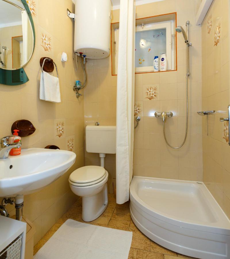 Apartments Lovorik Krk Town Luaran gambar