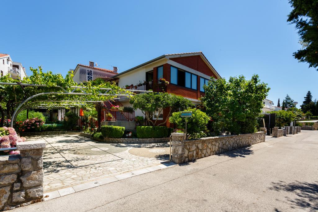 Apartments Lovorik Krk Town Luaran gambar